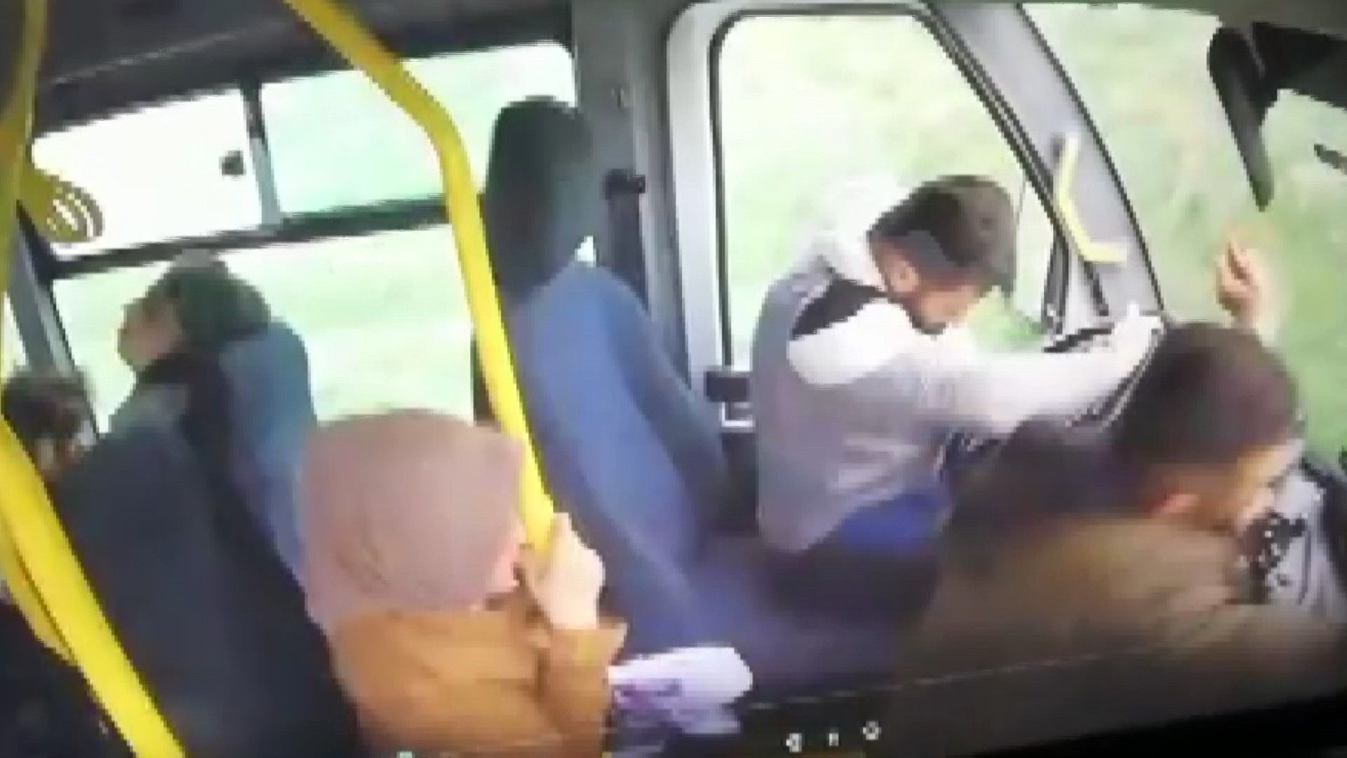 Otobüs şoförü uyuya kaldı! Yolcular ölümden döndü