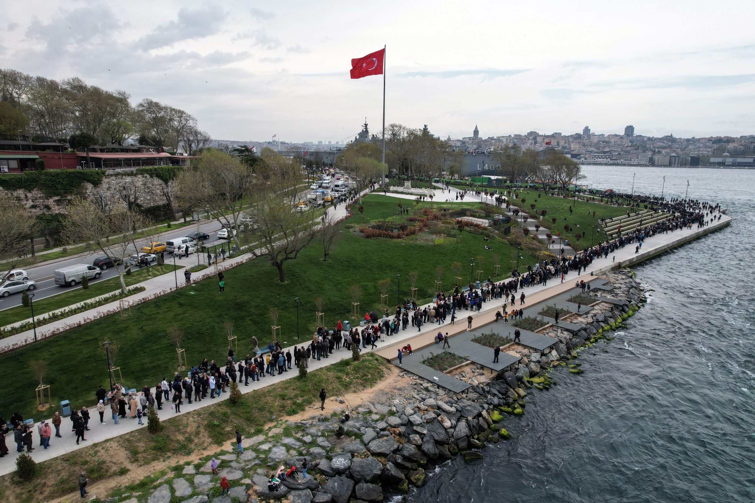 2 kilometrelik TCG Anadolu kuyruğu!