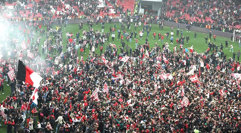 Binlerce Samsunspor taraftarı sahaya girdi!