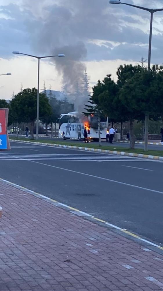 İçinde 38 yolcu bulunan şehirlerarası otobüs alev alev yandı!