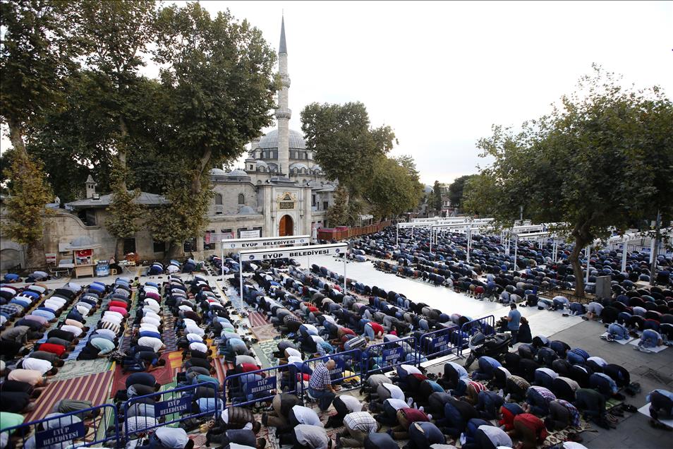 Eyüp Sultan’da bayram namazı havadan görüntülendi!