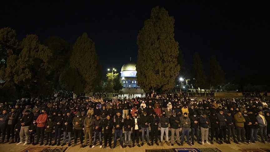 300 bine yakın Filistinli Müslüman Kadir gecesinde Mescid-i Aksa’ya akın etti!