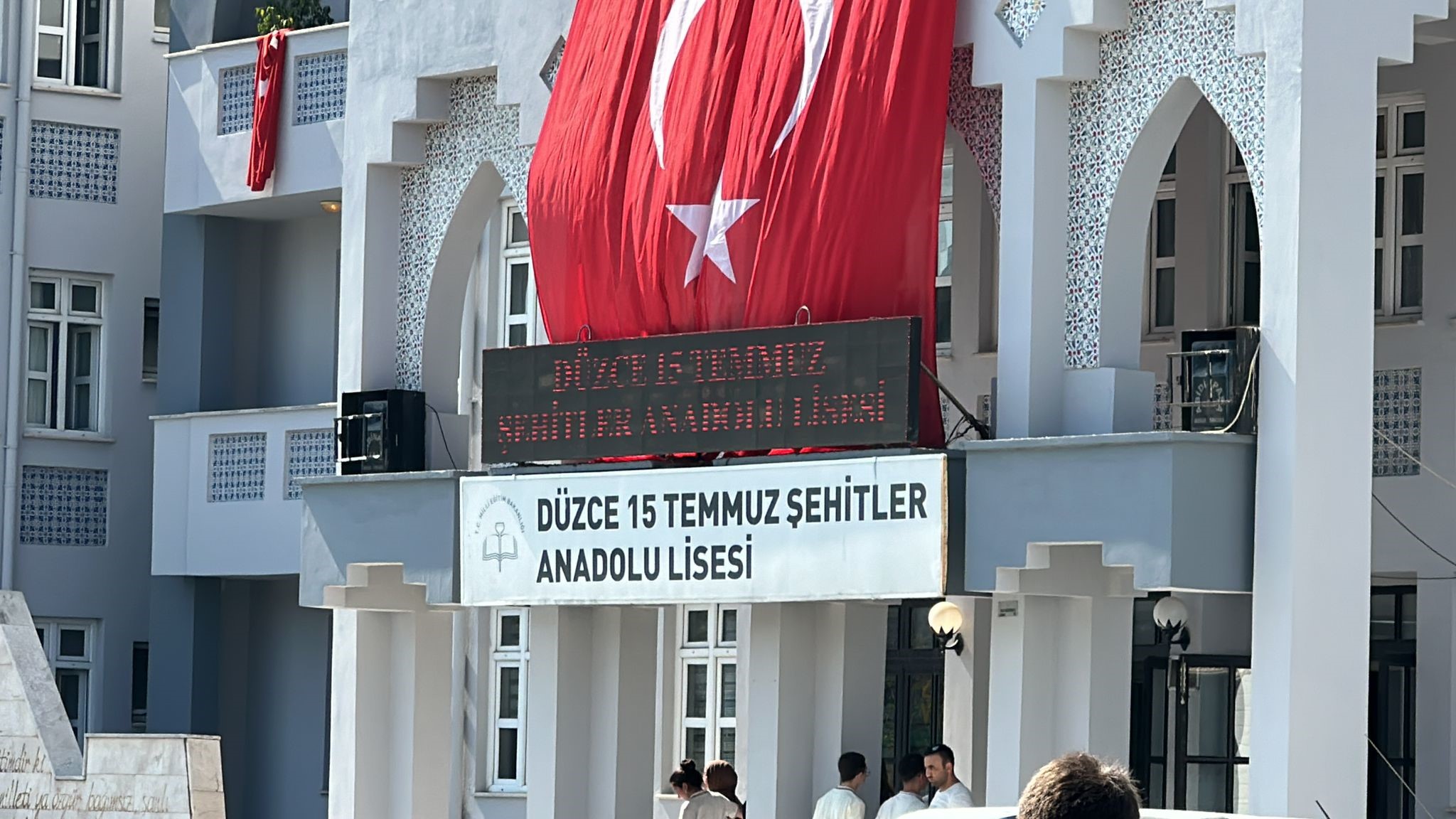 Düzce Lisesinin ismi gelen yoğun tepki sonrası değiştirildi