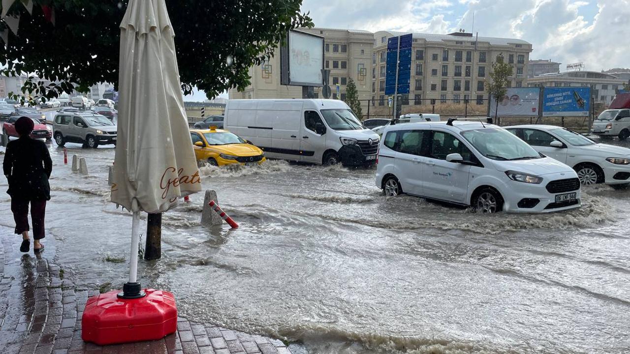 İstanbul sele teslim oldu! Vali Gül sağanak yağışa karşı uyardı