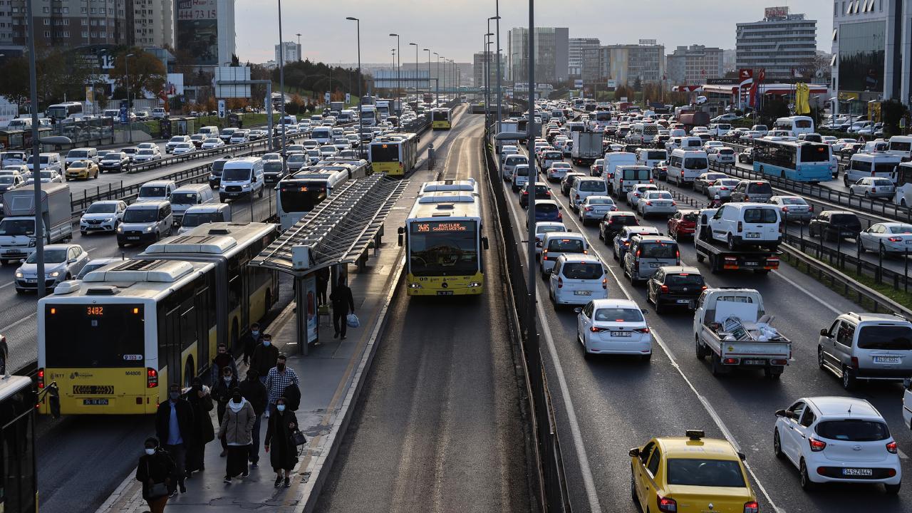 Okulların açıldığı ilk gün İstanbul’da trafik kilitlendi!