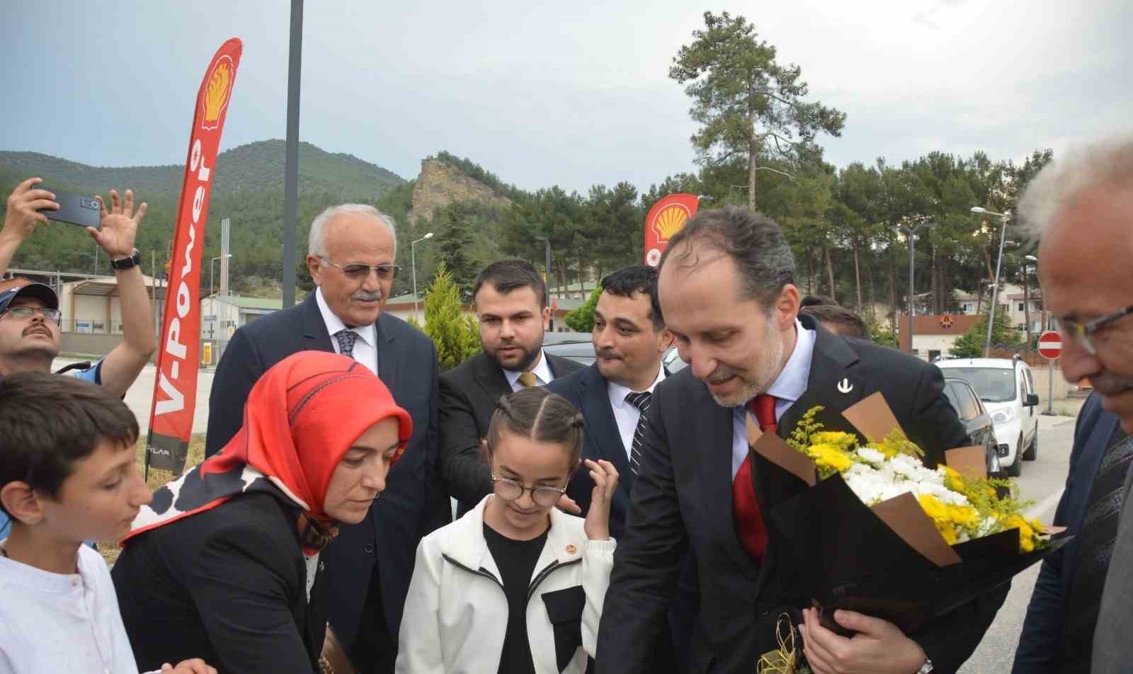 Fatih Erbakan: İşimiz makam arabasının modeliyle değil milletin derdiyle dertlenmek!