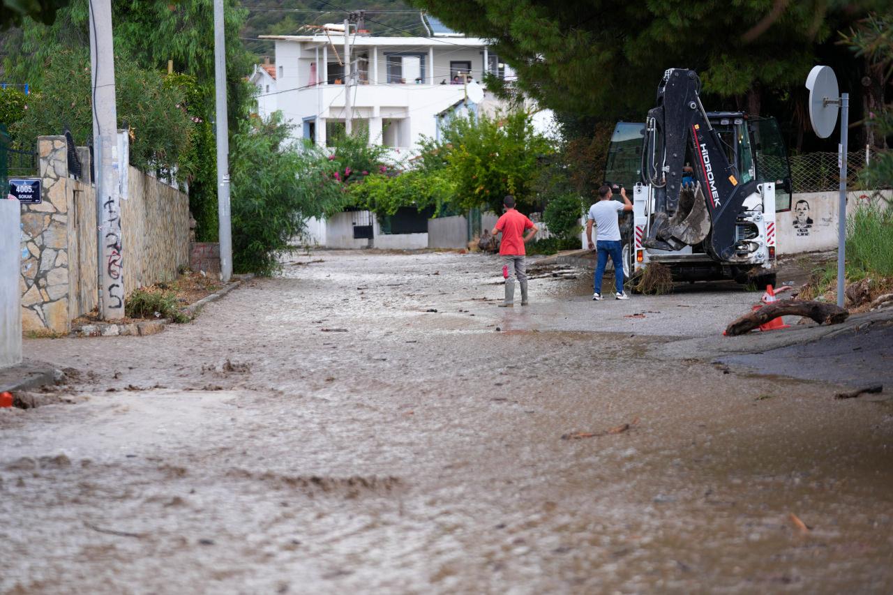 İzmir’de sel felaketi! Hayat felç oldu