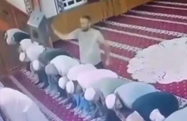 İmama tabureyle saldıran şahıs hakkında flaş karar! – VİDEO