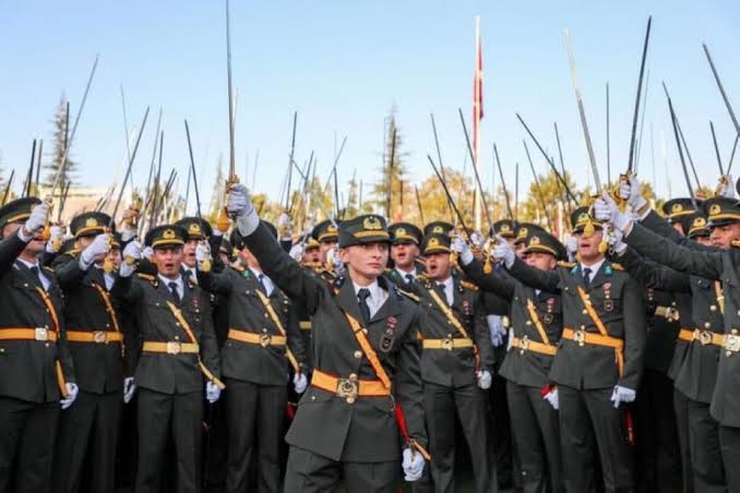 Teğmenler meselesi AK Parti’yi karıştırdı! Fikir ayrılıkları, hakaretler…