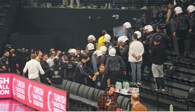 Ortalık karıştı, maç ertelendi! Fenerbahçe yöneticisi polislere müdahale etti