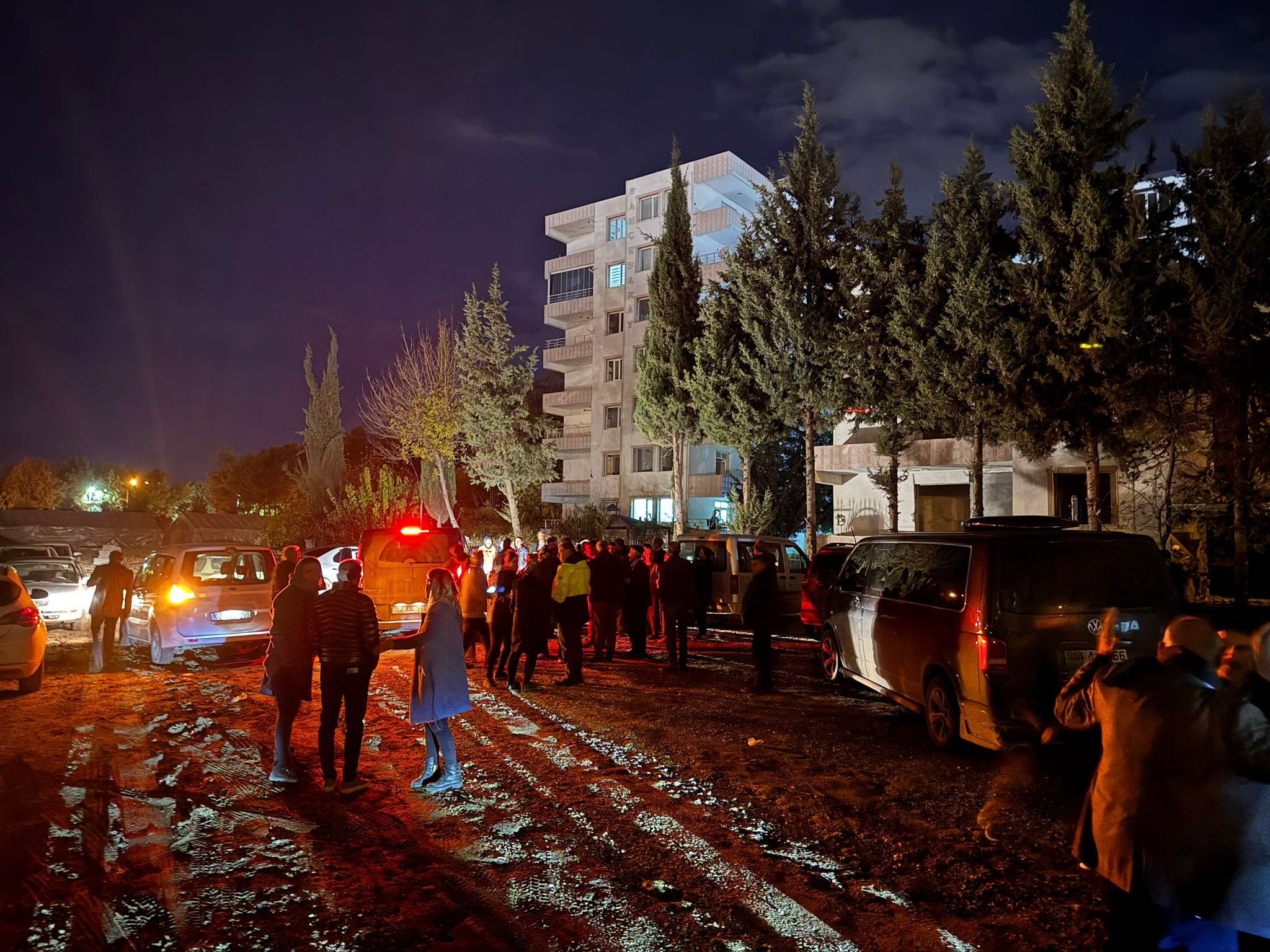 Şiddetli deprem sonrası halk sokağa döküldü!