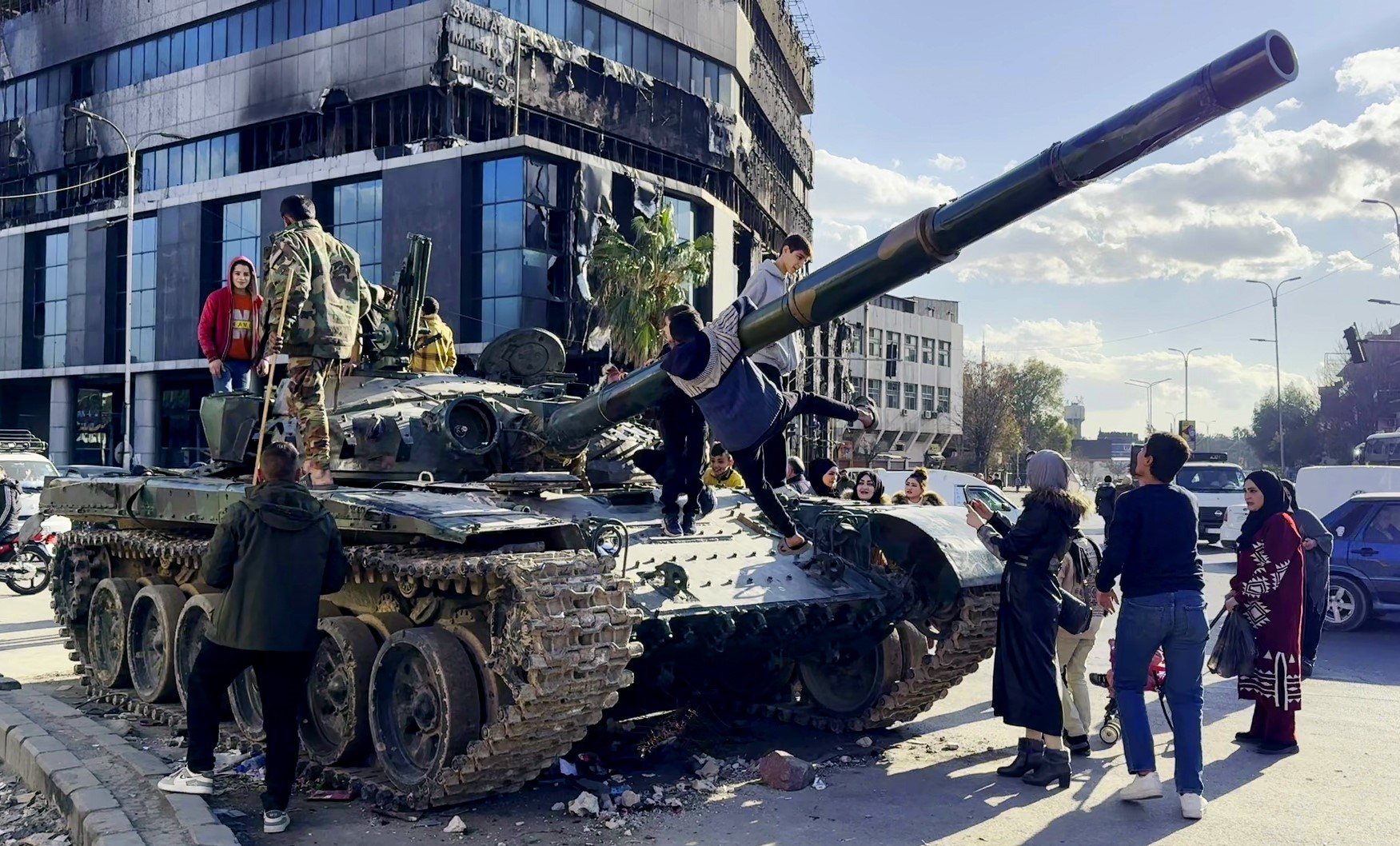 Zalim Esad’ın tankları çocuklara oyuncak oldu