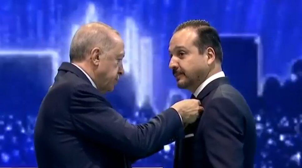 AK Parti’den sürpriz olmayan ‘Kürşad Zorlu’ hamlesi: Rozetini Erdoğan taktı