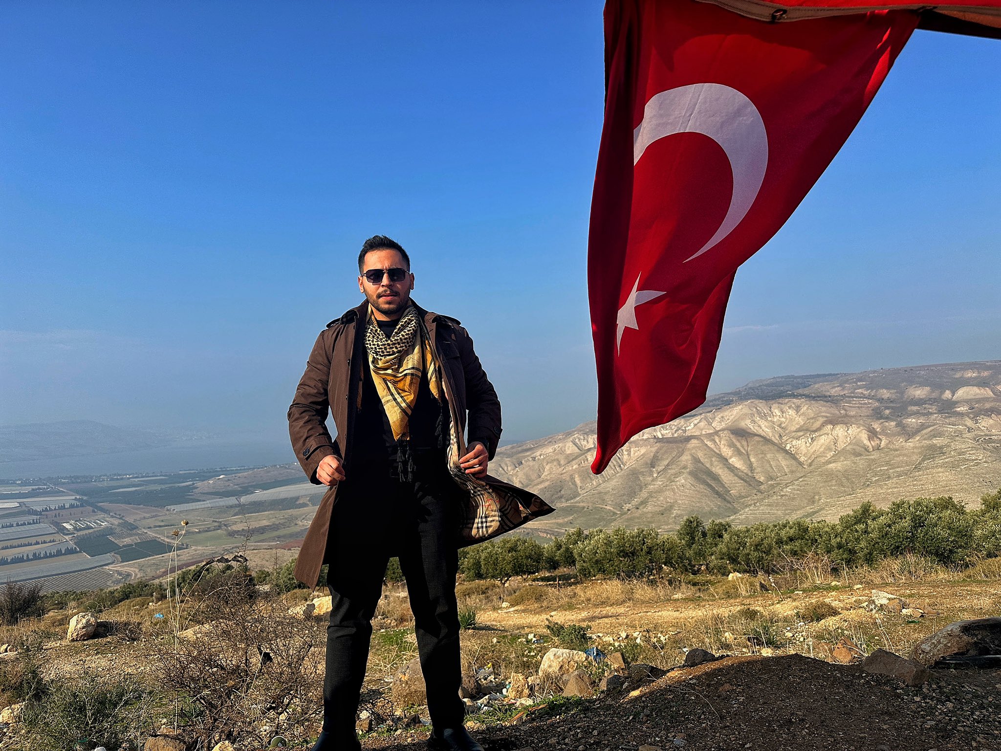 Türk vatandaşı, soykırımcı İsrail’in işgal ettiği Golan Tepelerine Türk Bayrağı dikti!