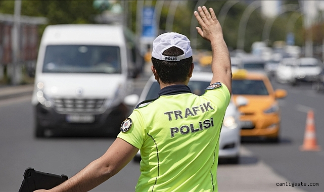 Trafikte büyük değişiklik: Beyaz far kullananlar dikkat!